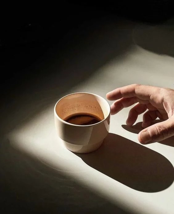 Café de la mañana con luz natural
