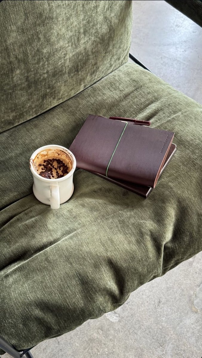 Café y libreta — cowork OLIVO